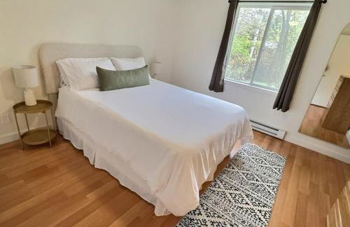 The Sawyer Hideaway - 3BR 2B with Hot Tub & Fire Pit - 5 mins to beach - Photo 29