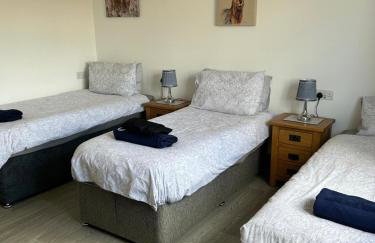 POPPY LUXURY LODGE Sleeps 8 at Fairview Farm, Ravenshead, Nottingham Near Sherwood Forest, Dog Friendly, Farm Stay great for wedding groups, families, Hen Do's, friends gatherings with amazing views - Foto 35