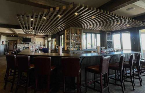 6 Br Cabin Hot Tub Fire Pit Min to Hatley Pointe - Foto 68