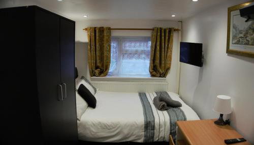 Quiet Studio with Workspace Shared Entrance for Contractors and Business Travellers - Photo 2