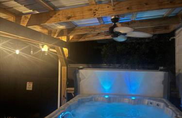 Quaint Cottage in heart of LYH - POOL with HOT TUB! - Foto 47