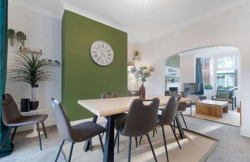 Spacious 4BR on Leafield Rd - Photo 4