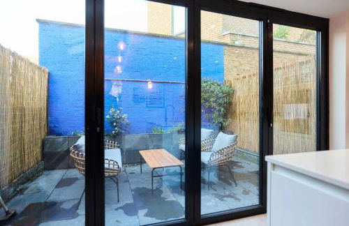 Behind the Blue Wall - Foto 9