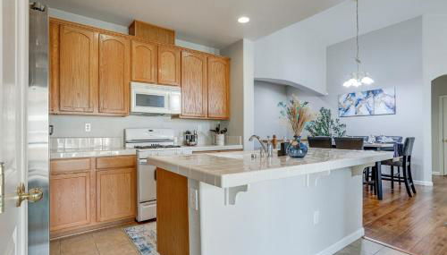 Extended-Stay Ready! Elk Grove Unit with Pool Access - Foto 2