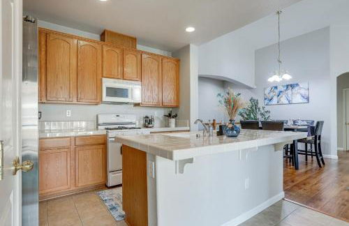 Extended-Stay Ready! Elk Grove Unit with Pool Access - Foto 2