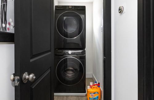 Spacious Luxury Villas in the heart of LA! Free parking and Jacuzzi - Photo 72