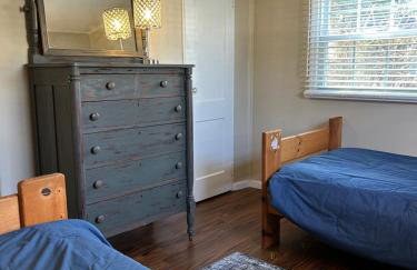 Charming Cottage with fenced yard in convenient location - Foto 6