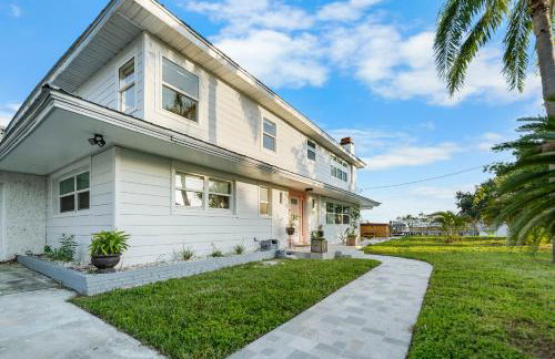 Pink Pony Villa - Waterfront Escape with Pool & Themed Rooms - Foto 25