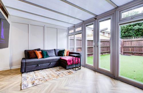 The Iver - 3BR - Spacious House - Free Parking - Photo 6