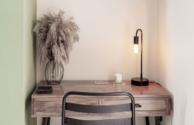 Stunning Townhouse with Large Garden - Photo 25