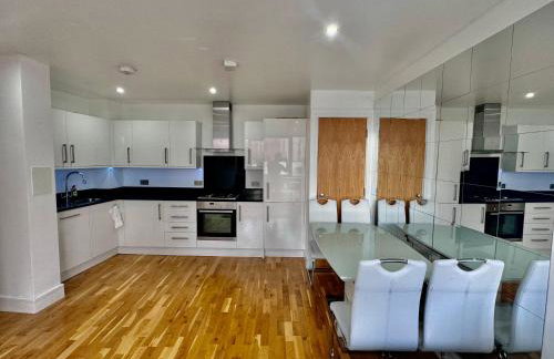 Luxury 2 BED Entire Apartment-Near Tube & Shopping centre - Foto 7