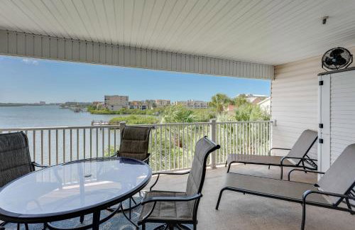 Large Balcony and Water Views Indian Shores Condo! - Foto 1