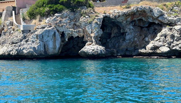 Pequenas grutas nos penhascos de Palermo