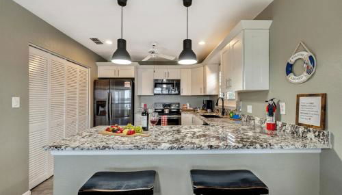 Exquisite Lakefront Pool House Awaits Pool 10 PPL - Foto 4