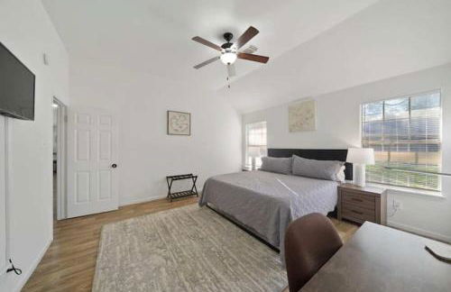IAH Place: 4 bed, patio-sleeps 8+ - Foto 6