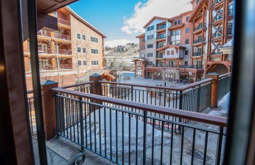 Studio Efficiency Unit with Balcony over Mountaineer Square condo - Foto 21