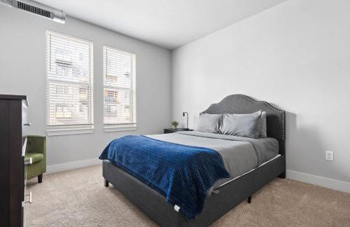 2BR Balcony Suite Gym & Pool Downtown at CityWay - Foto 48