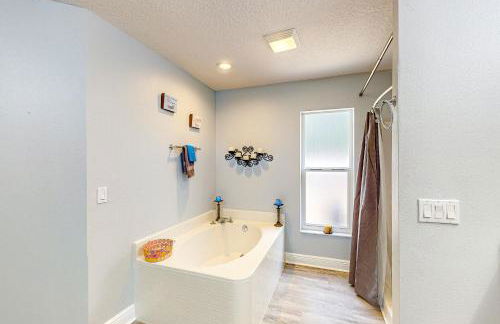 Poolside Oasis! Family-Friendly Summerfield Escape - Foto 22