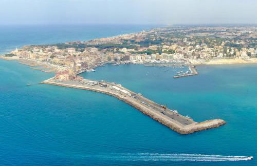 LIGEA APARTMENT - Bright Mediterranean Home with Bali-Inspired Touches - Central Anzio near Sea, Train and Bus Station - Foto 22