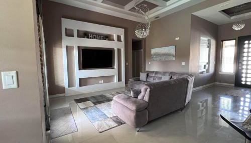 Pool, Patio and Yard Chic South Texas Home - Foto 3