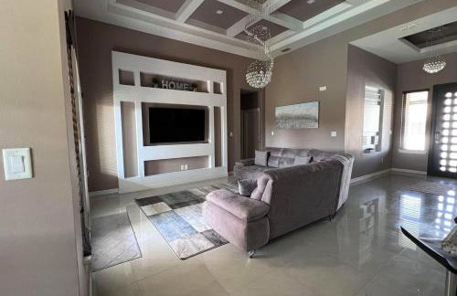 Pool, Patio and Yard Chic South Texas Home - Foto 3