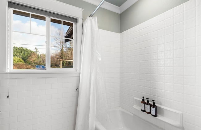 Renton Lakeside Oasis, Lakeview, 4B 2.5B, Spacious - Photo 13