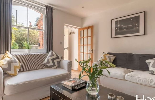 Stunning Character House In The Centre of Henley - Photo 1