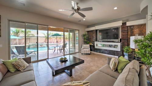 Hot Tub and Putting Green Home in Surprise - Foto 3