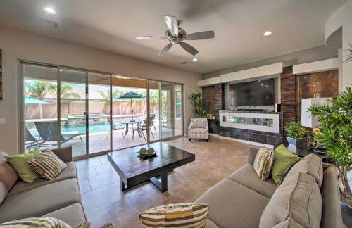 Hot Tub and Putting Green Home in Surprise - Foto 3