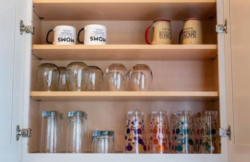 2BR Haven: Remodeled Gem! - Foto 28