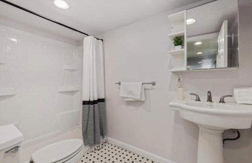 Garden-Level 2-BR Apt in Historic Petworth Home - Foto 11