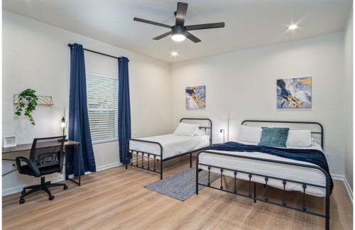 Unwind in Style 4BR2BA Quick Access to Downtown - Foto 18