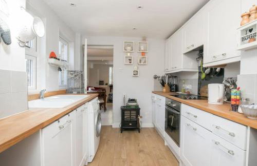 Gorgeous House near Windsor & River Thames - Photo 2