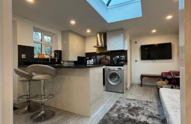 CozyNest 2BR Modern Property with Parking - Foto 19