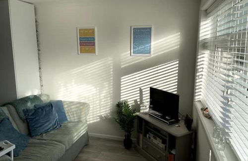 Self-catering studio in beautiful Charmouth - Photo 9