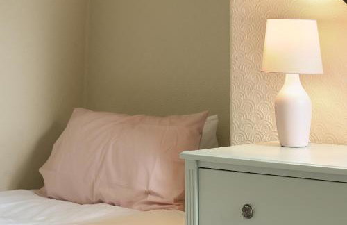 Home from Home 4 Bed - Ideal for Workers & Great for Groups, FREE Parking, Spacious, Pet Friendly Netflix - Foto 14