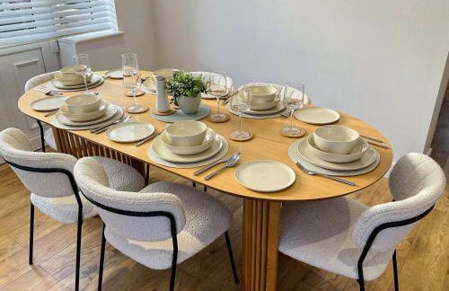 Stylish 3BR House with Free Parking & Garden - Foto 3