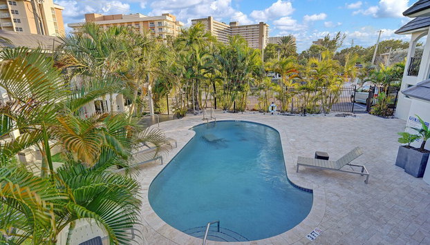 RA Suites by DesignedVR - Foto 4, Piscina