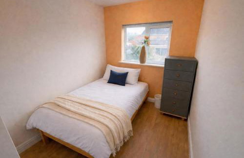 NEW! Large 4BR home by Shirestone Property, Driveway Parking, Near M40, Wifi - Photo 12