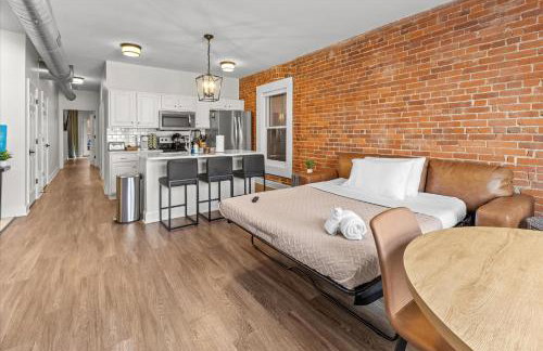 Steps away from Mass Ave Restaurants and Big Patio - Foto 26