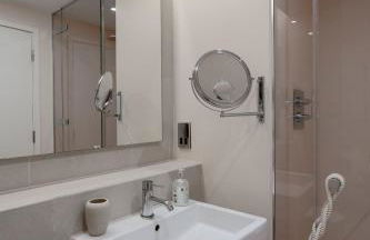 Modern, fully furnished apartment with ensuite, private balcony and elevator in Notting Hill - Foto 38