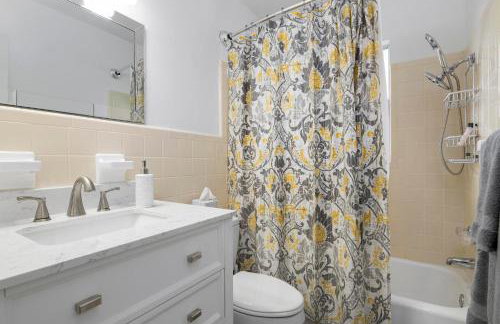 Coastal Vibes! Tropical heated pool home short drive to the beach - Foto 26