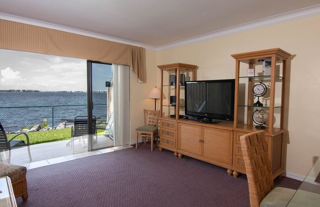 Palm Beach Waterfront Suites - Photo 68