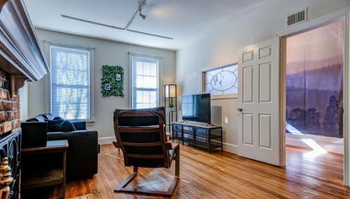 3BR Colonial House with Parking by CozySuites - Foto 3