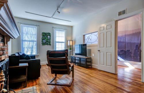 3BR Colonial House with Parking by CozySuites - Foto 3