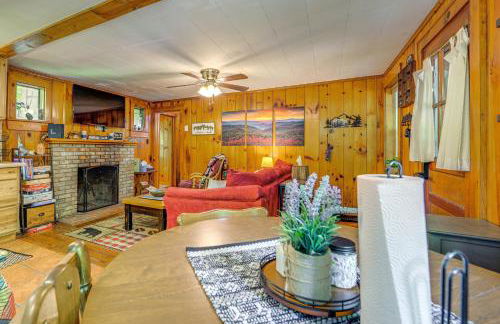 Pet-Friendly Creekside Cabin with Pool Access! - Foto 9