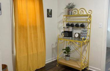 Downtown Yellow Room at Villages on Aurora - Foto 7
