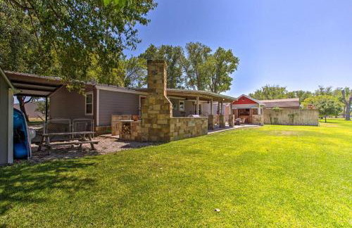 Lakefront Retreat with Pier, Bar Hut and Fireplace! - Foto 34