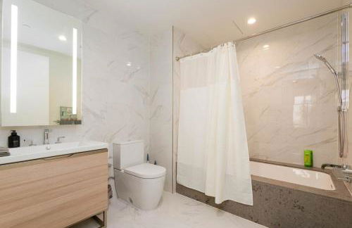 Snug 3BR HighRise with Pool, Spa & Rooftop Views - Foto 22