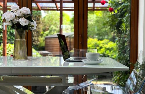 Luxurious 3Bed House with Spa Bath & Garden - Foto 11